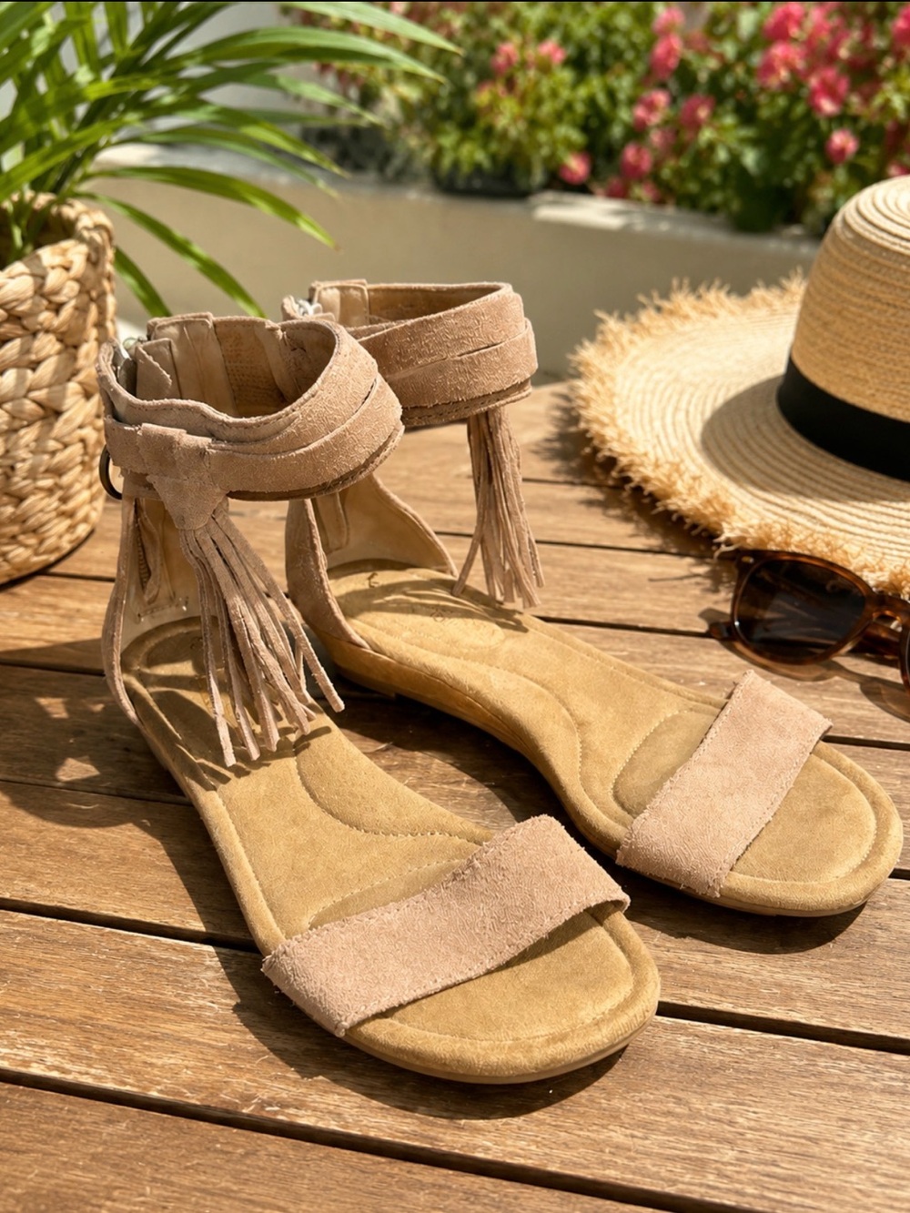 Koolaburra Taupe Suede Fringe Ankle Sandals size 6